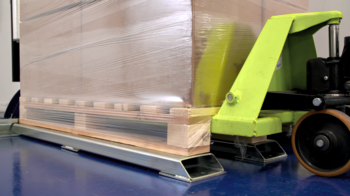 Pallet lifting frame